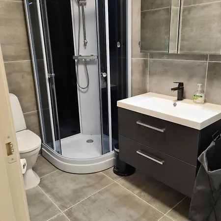 Apartment, 1 Bedrom, High Standard, Right By Airport, With Bed Linen Apartamento