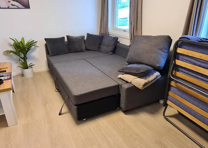 Apartment, 1 Bedrom, High Standard, Right By Airport, With Bed Linen 公寓 *